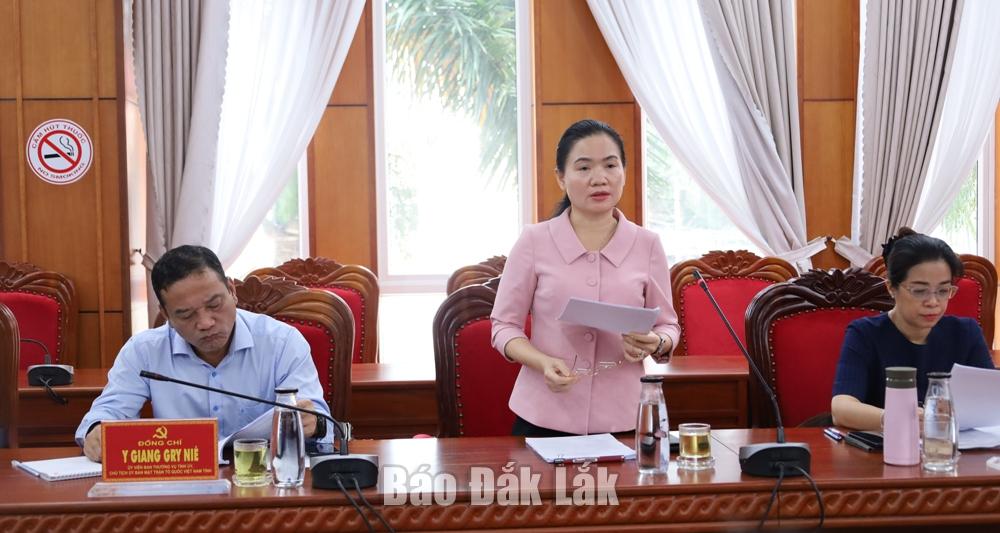 Đồng chí Đinh Thị Thu Thanh, Ủy viên Ban Thường vụ Tỉnh ủy, Trưởng Ban Tuyên giáo và Dân vận Tỉnh ủy báo cáo tóm tắt Dự thảo Báo cáo chính trị.