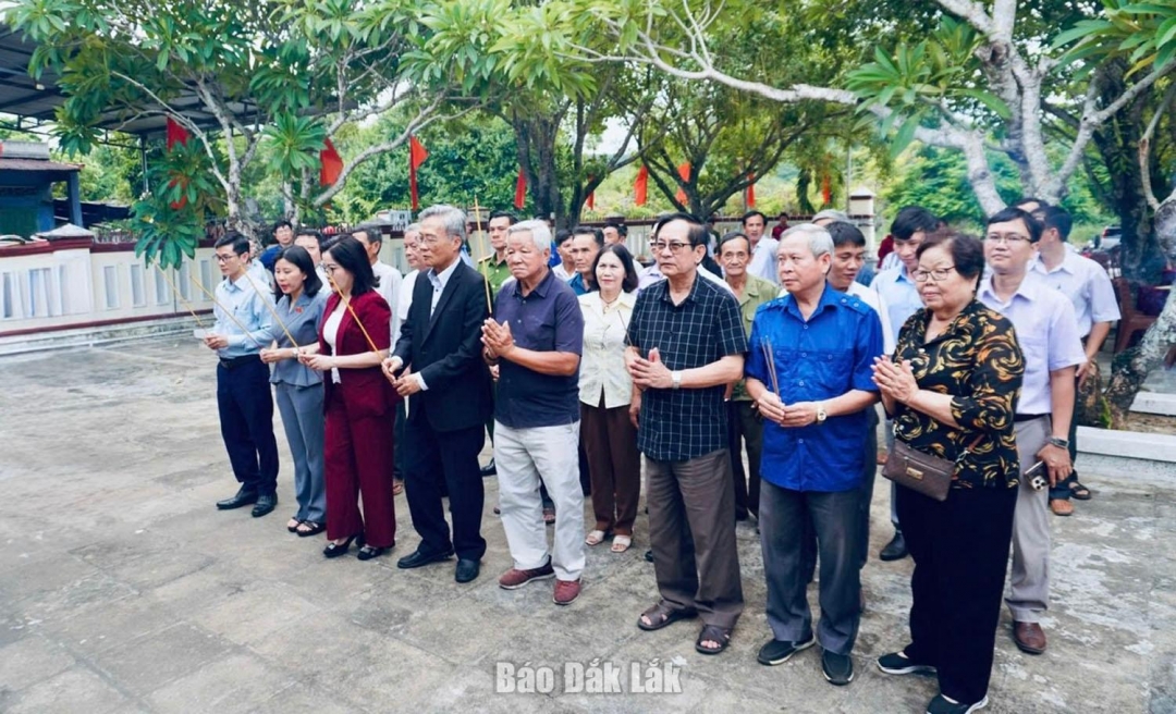Đoàn ĐBQH tỉnh và các đại biểu dâng hương tại Khu di tích lịch sử quốc gia – Nơi thành lập Chi bộ Đảng đầu tiên của tỉnh Phú Yên