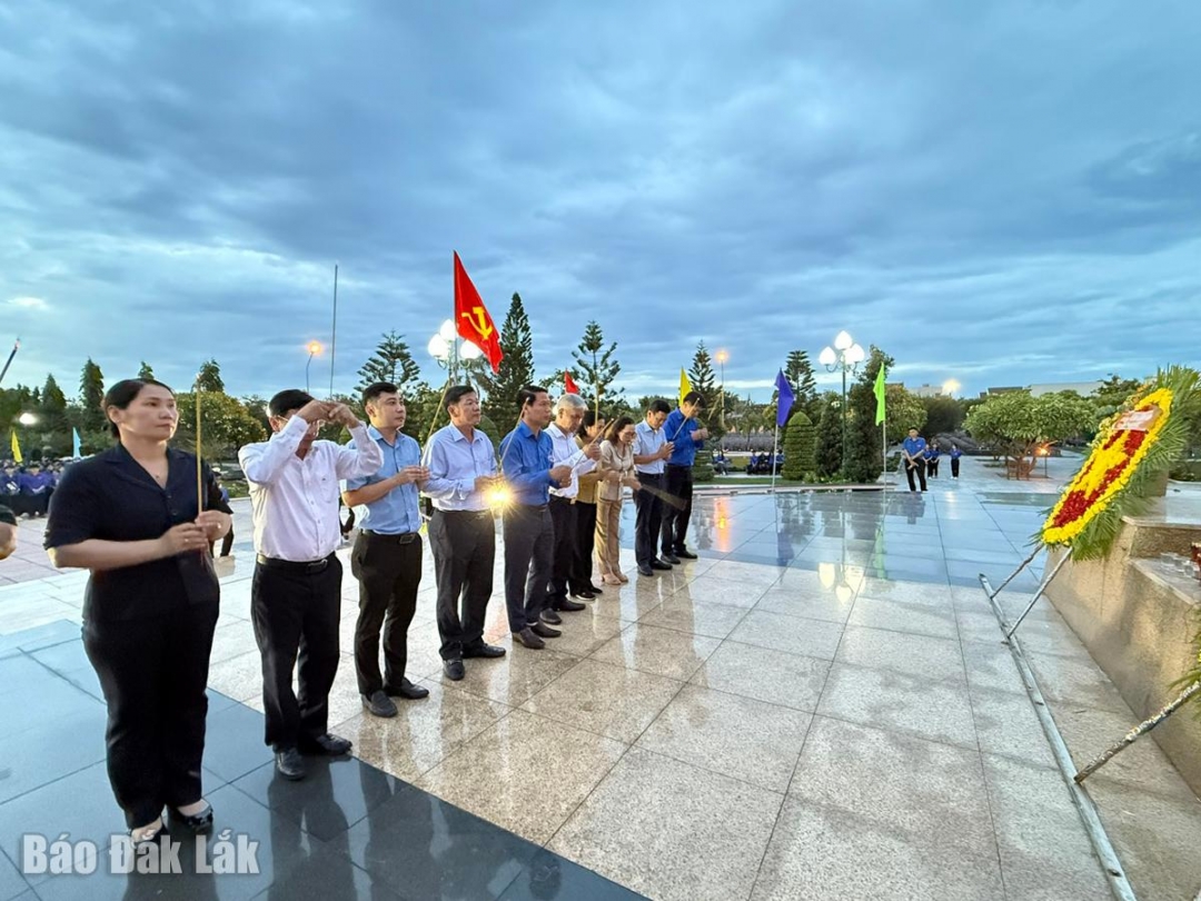 Các đại biểu và đoàn viên, thanh niên tham gia Lễ thắp nến tri ân các anh hùng liệt sĩ. Ảnh: Thùy Thảo
