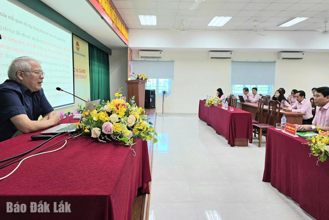 GS.TS Trần Văn Phòng, Nguyên Viện trưởng Viện Triết học, Ủy viên Thường trực Hội đồng Khoa học Học viện Chính trị Quốc gia Hồ Chí Minh, Ủy viên Hội đồng Lý luận Trung ương, Ủy viên Ban biên tập Văn kiện Đại hội XIV của Đảng trình bày chuyên đề tại khóa đào tạo.