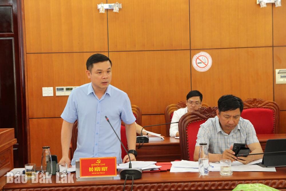 Đồng chí Đỗ Hữu Huy, Phó Bí thư Tỉnh ủy đóng góp ý kiến tại hội nghị.