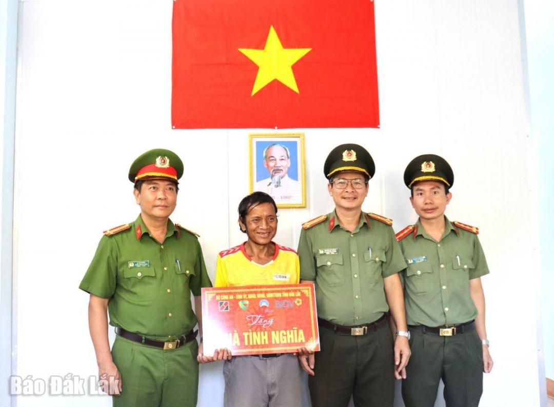 Bàn giao nhà cho hộ nghèo trên địa bàn buôn Ja, xã Hòa Sơn.