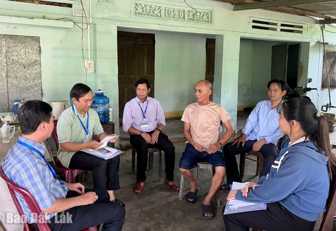 Tổ điều tra cơ sở xã Tây Hòa tiến hành điều tra, thu thập thông tin tại hộ Bùi Đăng Phước (thôn Phú Khánh, xã Tây Hòa). Ảnh: KHANG ANH

