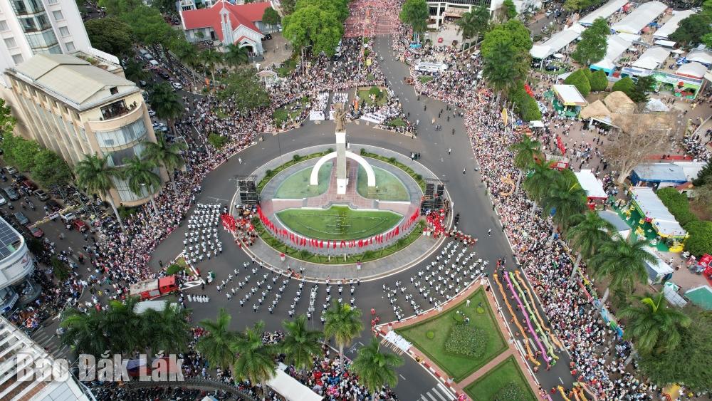 Tượng đài Ngã sáu nơi diễn ra Lễ hội đường phố trong khuôn khổ Lễ hội Cà phê Buôn Ma Thuột lần thứ 9 năm 2025. Ảnh: Nguyễn Gia