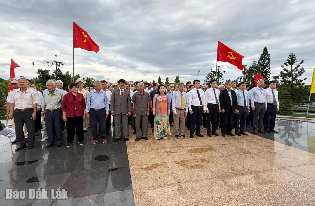 Đoàn đại biểu tham dự lễ viếng tại Nghĩa trang Liệt sĩ tỉnh.