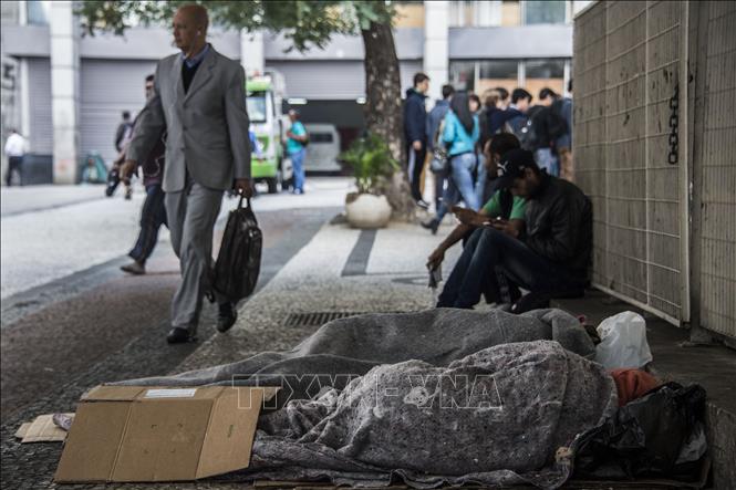 Người vô gia cư trên đường phố Sao Paulo, Brazil. Ảnh tư liệu: AFP/TTXVN