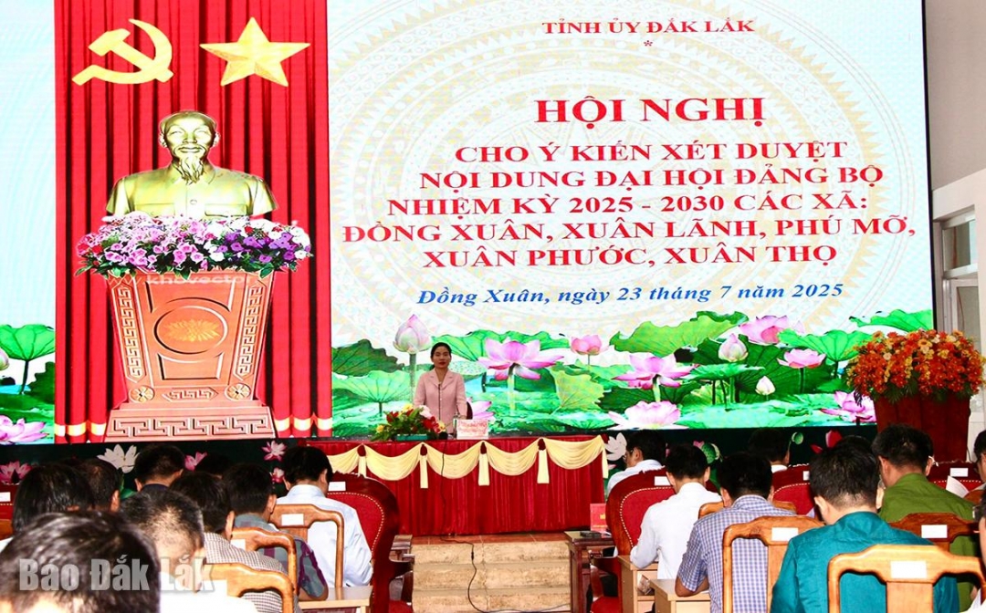 Sáng 23/7, tại trụ sở Đảng ủy xã Đồng Xuân, đồng chí Đinh Thị Thu Thanh, Ủy viên Ban Thường vụ Tỉnh ủy, Trưởng ban Tuyên giáo và Dân vận Tỉnh ủy đã làm việc với lãnh đạo địa phương để cho ý kiến xét, duyệt nội dung trình Đại hội Đảng bộ các xã: Đồng Xuân, Xuân Lãnh, Phú Mỡ, Xuân Phước, Xuân Thọ.