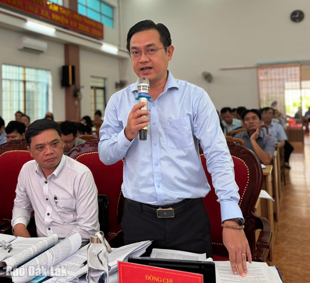 -	Ông Hồ Quang Đệ, Phó Chủ nhiệm thường trực Ủy ban Kiểm tra Tỉnh ủy phát biểu góp ý tại buổi làm việc. 
