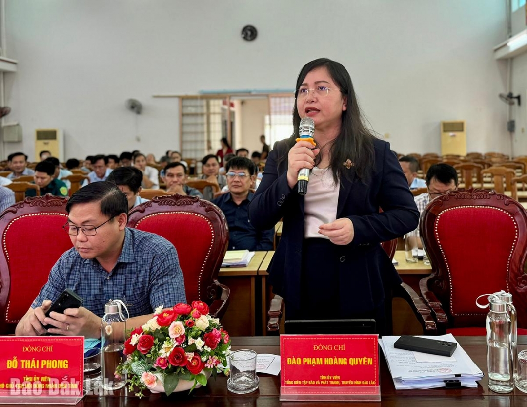 Đào Phạm Hoàng Quyên, Tổng biên tập Báo phát thanh, truyền hình Đắk Lắk (thành viên Tổ địa bàn) góp ý các địa phương đưa các chỉ tiêu cụ thể về chuyển đổi số vào nghị quyết. 