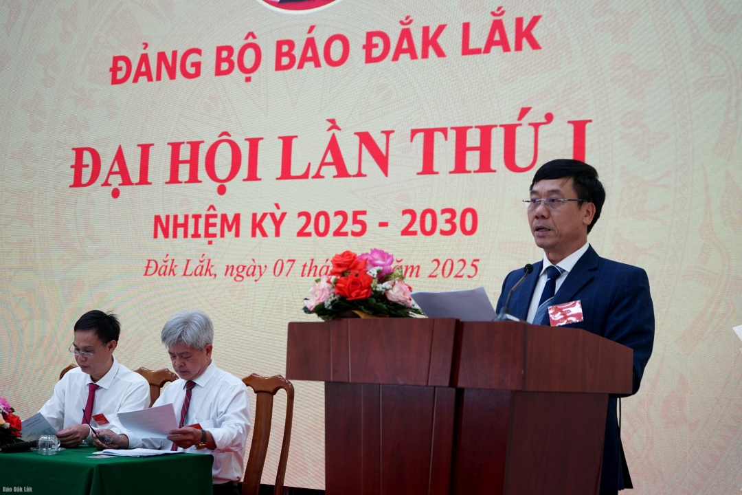 Bí thư Đảng bộ Báo Đắk Lắk, Phó tổng biên tập Báo và Phát thanh, truyền hình Đắk Lắk phát biểu khai mạc hội nghị