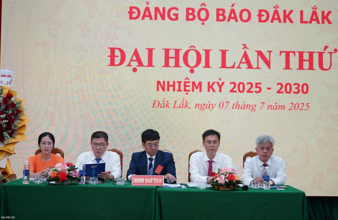 Đoàn chủ tịch chủ trì Đại hội