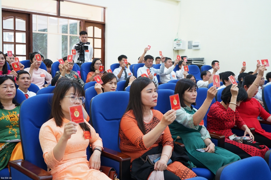 Đại biểu biểu quyết thông qua các chỉ tiêu nhiệm kỳ 2025-2030