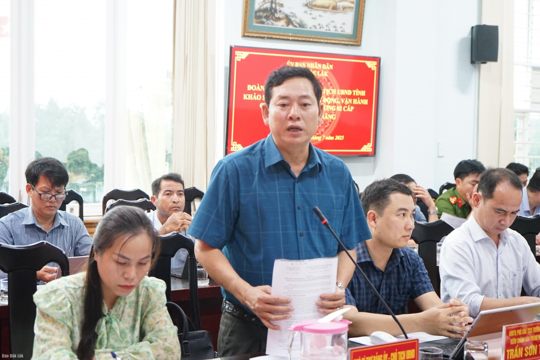 CHủ tịch UBND xã Krông Năng Lê Hồng Văn báo cáo tình hình thực hiện của địa phương