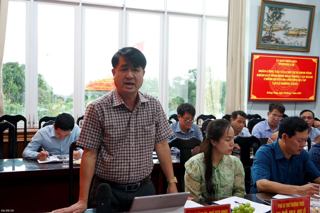 Bí thư Đảng ủy xã Krông Năng Phạm Bá Thìn phát biểu tại buổi làm việc