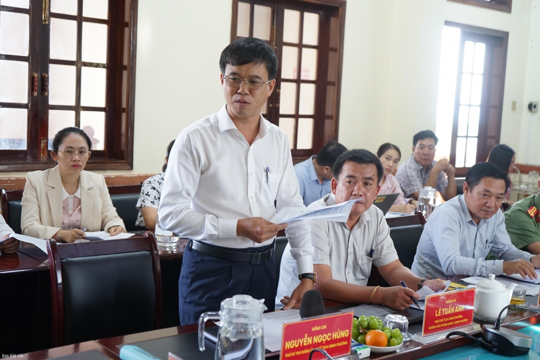 Chủ tịch uBND phường buôn Hồ Nguyễn Ngọc Hùng báo cáo tình hình thực hiện chính quyền địa phương hai cấp