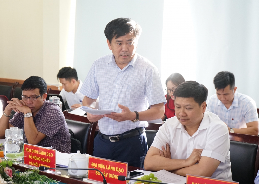 Giám đốc Sở Nông nghiệp và Môi trường Nguyễn Minh Huấn trả lời kiến nghị của địa phương