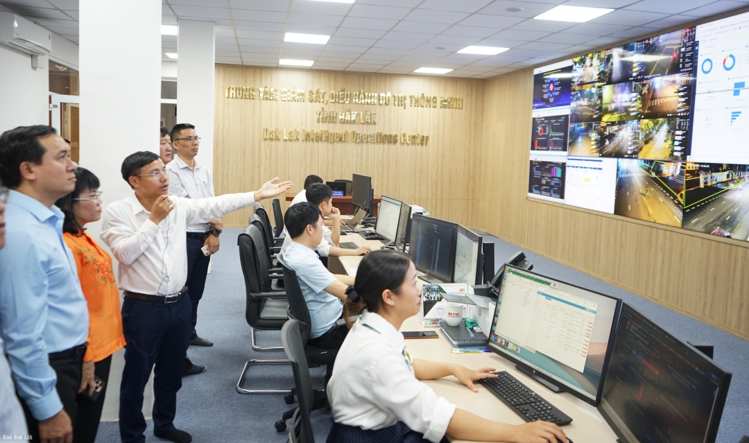 Tham quan các dịch vụ giám sát, điều hành đô thị thông minh; thị sát nơi lắp đặt Hà tầng chuyển đổi số của tỉnh