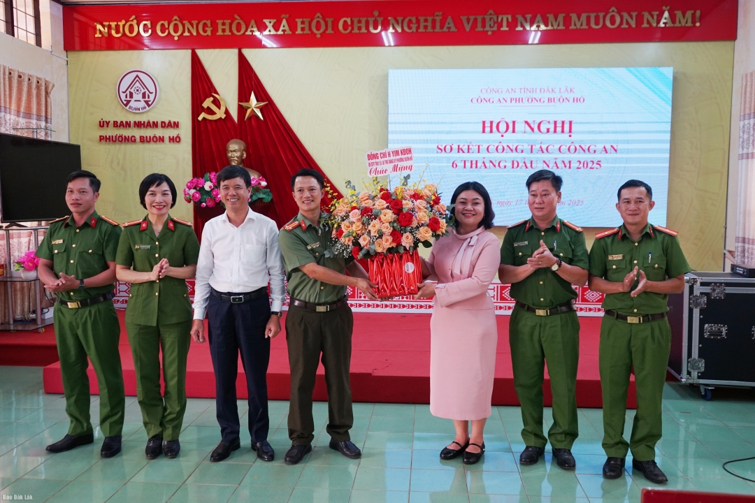 Lãnh đạo phường Buôn Hồ tặng hoa chúc mừng lực lượng Công an phường 