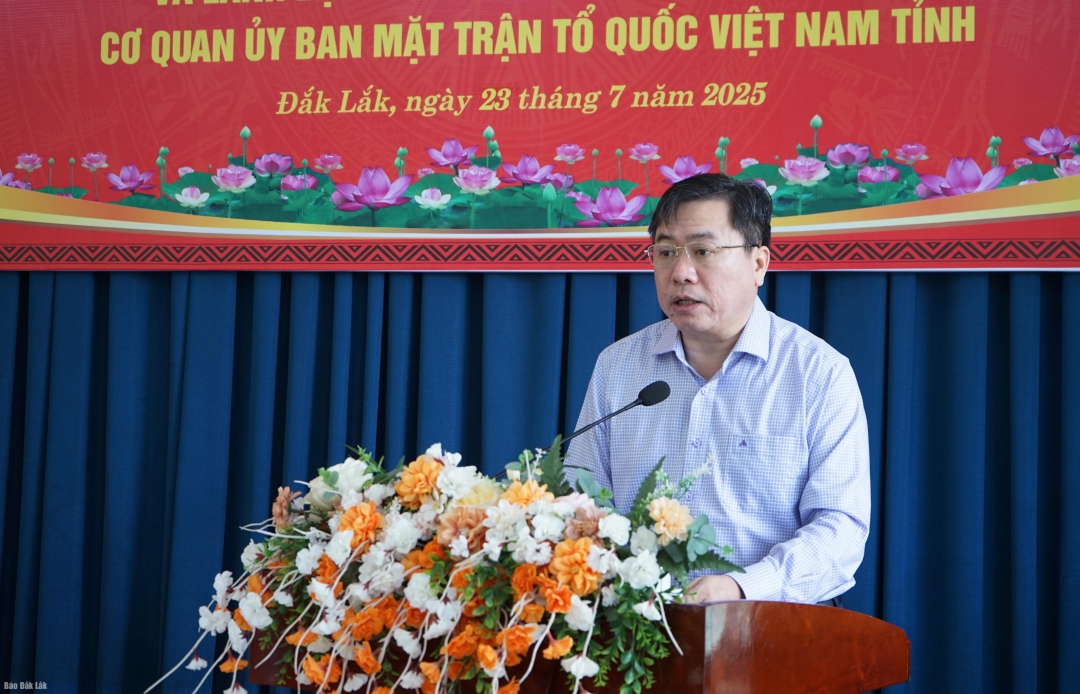 Phó Chủ tịch Thường trực Ủy ban MTTQ Việt Nam tỉnh Trần Hữu Thế trình bày báo cáo tại buổi làm việc