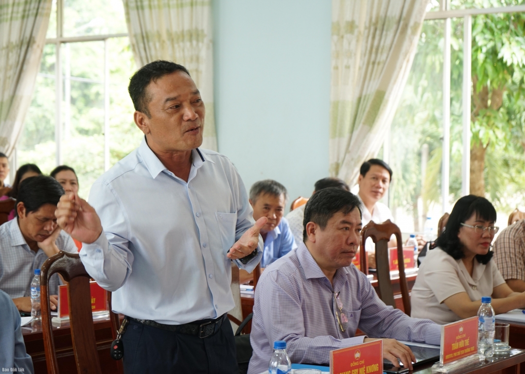 Chủ tịch Ủy ban MTTQ Việt Nam tỉnh Y Giang Gry Niê Knơng  phát biểu kiến nghị tại buổi làm việc
