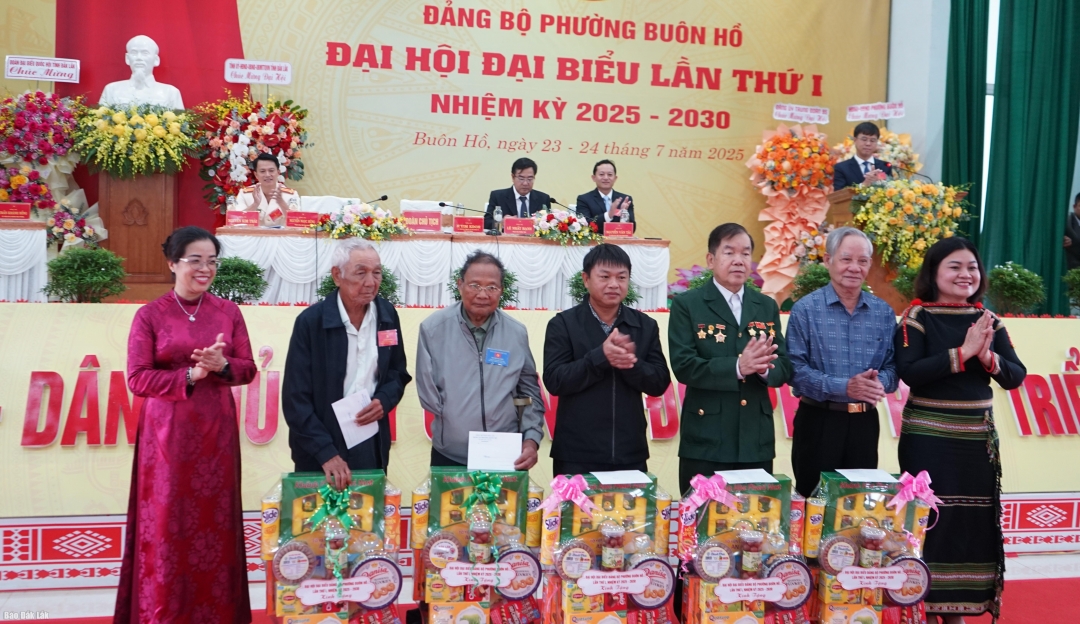 Trao quà tặng các đại biểu là người có công, thương binh tham dự Đại hội