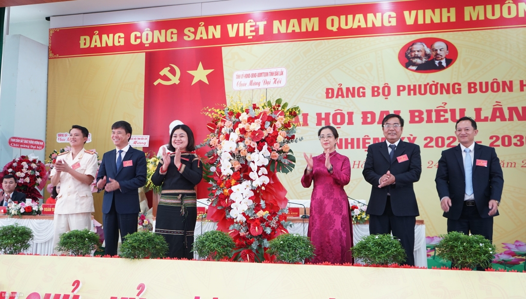 Phó Bí thư Tỉnh ủy Huỳnh Thị Chiến Hòa tặng hoa chúc mừng Đại hội