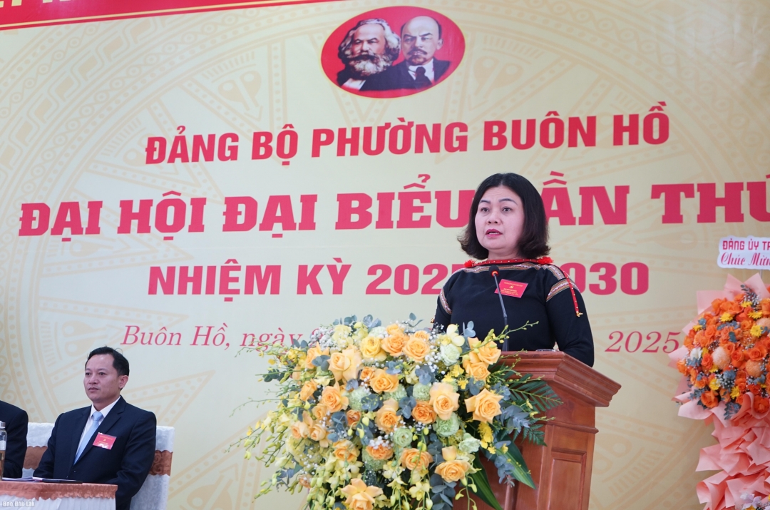 Ủy viên Ban Thường vụ Tỉnh ủy, Bí thư Đảng ủy, Chủ tịch HĐND phường Buôn Hồ H’Yim Kđoh phát biểu nhận nhiệm vụ