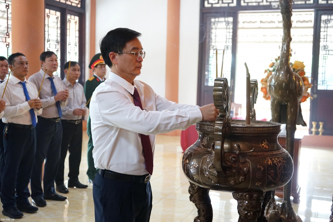 Ủy viên Trung ương Đảng, Bí thư Tỉnh ủy Nguyễn Đình Trung dâng hương tại Đền thờ Liệt sĩ tỉnh 