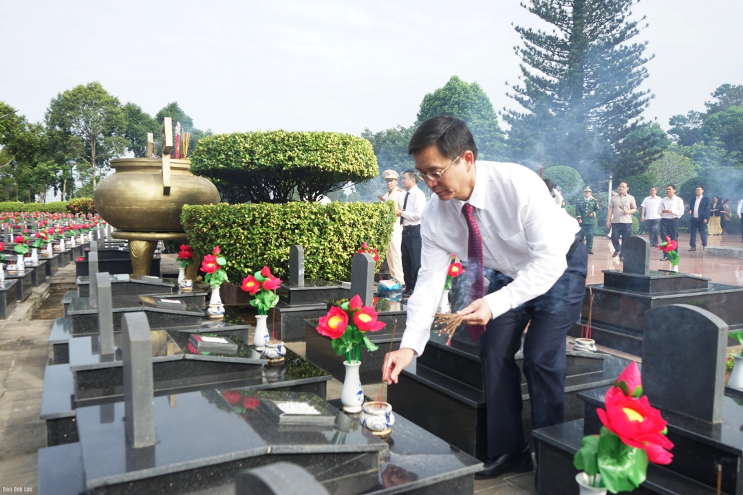 Ủy viên Trung ương Đảng, Bí thư Tỉnh ủy Nguyễn Đình Trung thắp nhang tại phần mộ liệt sĩ