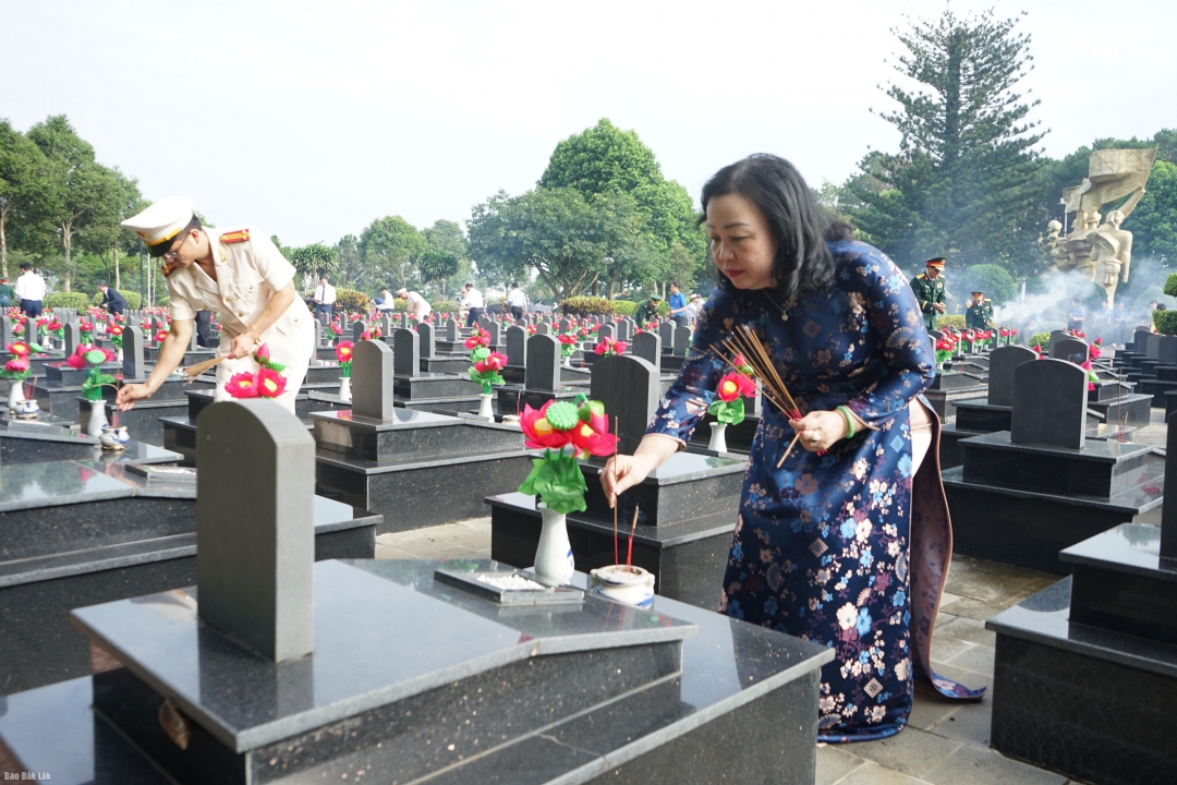 Phó Bí thư Thường trực Tỉnh ủy, Chủ tịch HĐND tỉnh Cao Thị Hòa An thành kính thắp nhang tưởng nhớ các anh hùng liệt sĩ