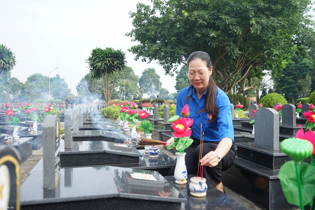 Đoàn viên thanh niên thắp hương tri ân các liệt sĩ tỉnh