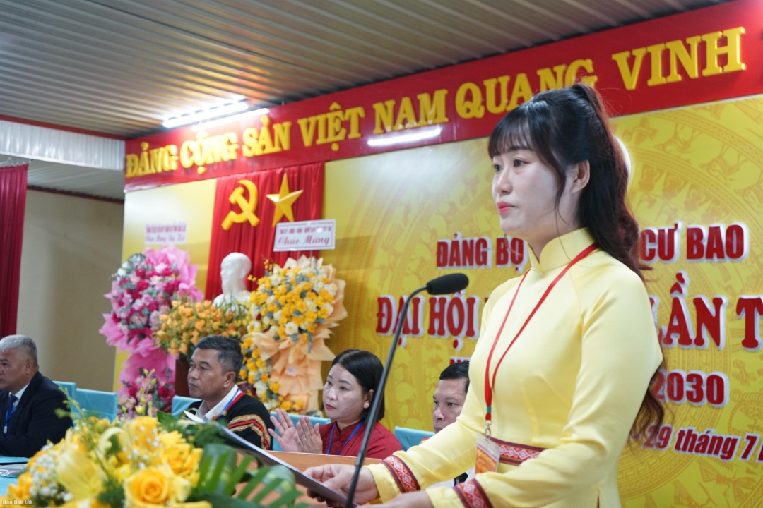 Bí thư Đảng ủy, Chủ tịch HĐND phường Cư Bao Phan Thị Trinh phát biểu tại Đại hội