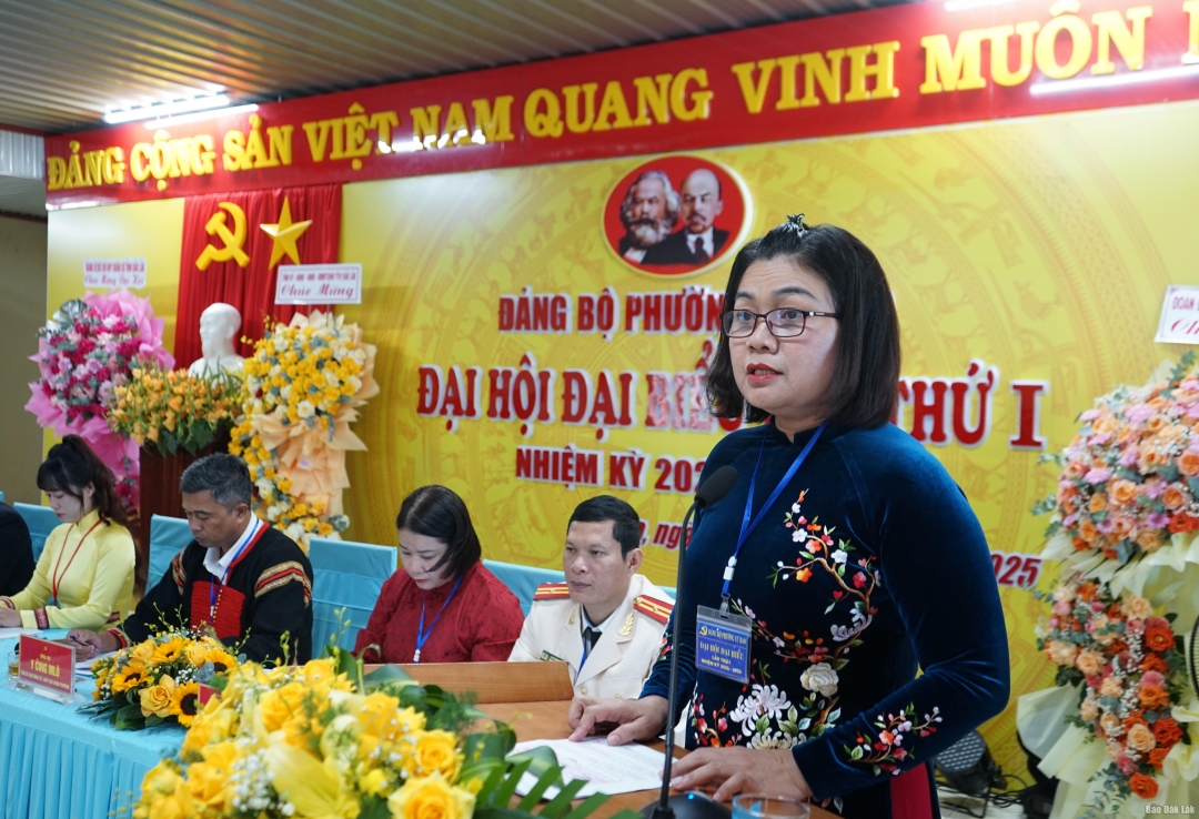 Ủy viên Ban Thường vụ Tỉnh ủy, Bí thư Đảng ủy phường Buôn Hồ H’Yim Kđoh phát biểu chỉ đạo tại Đại hội