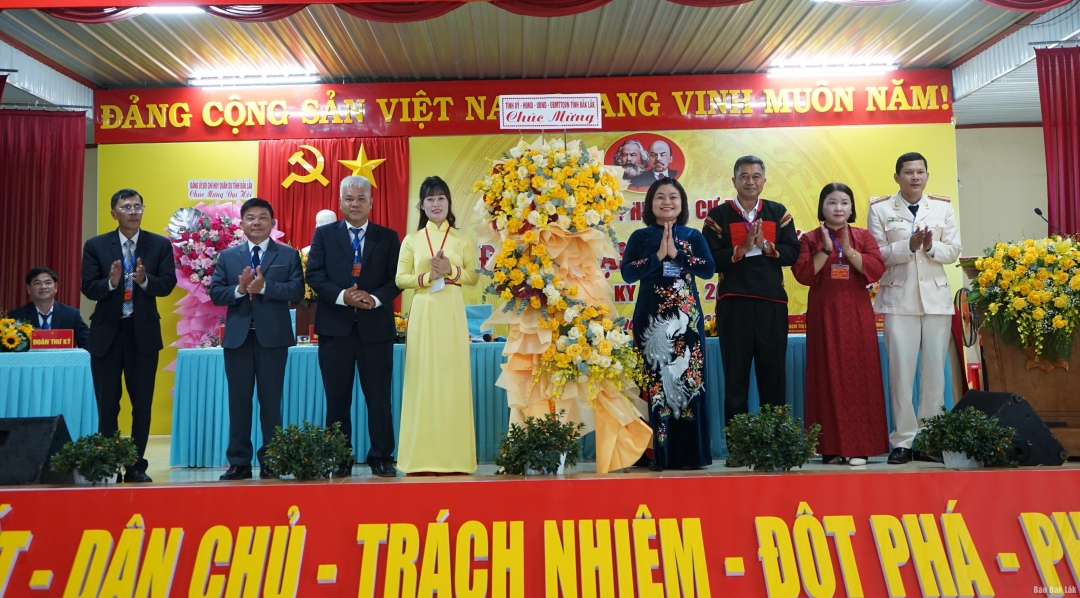 Ủy viên Ban Thường vụ Tỉnh ủy, Bí thư Đảng ủy phường Buôn Hồ H’Yim Kđoh tặng hoa chúc mừng Đại hội