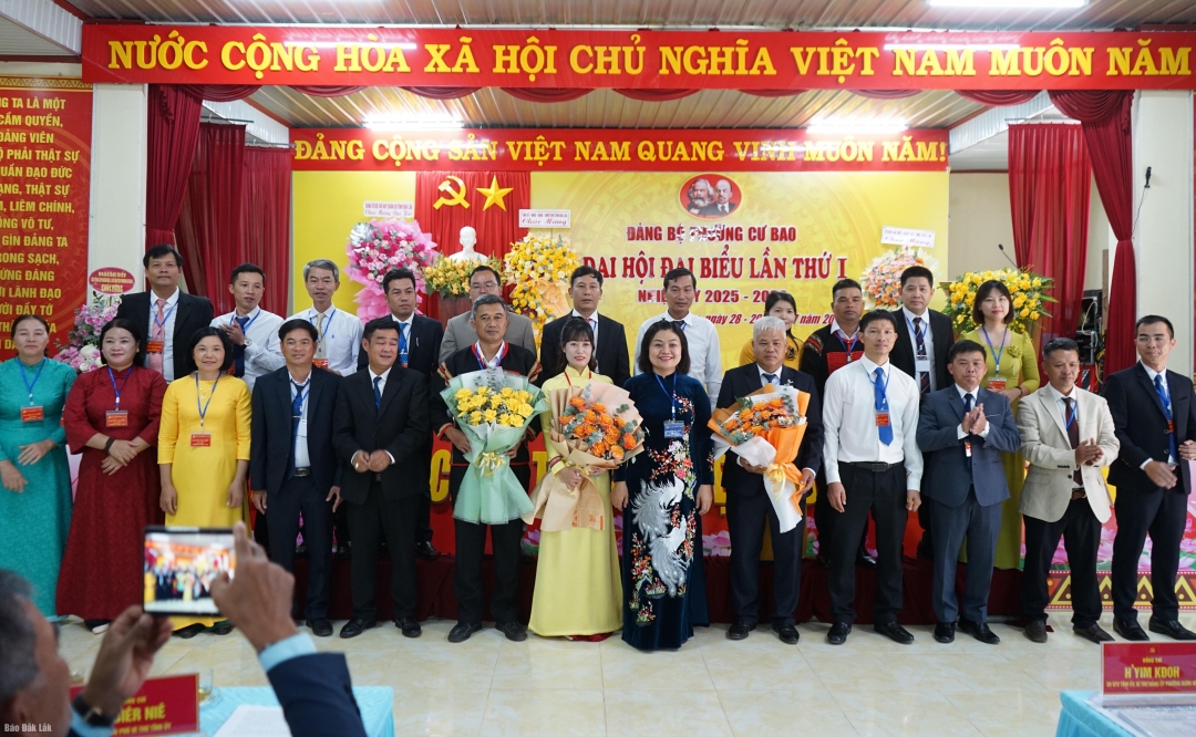 Ủy viên Ban Thường vụ Tỉnh ủy, Bí thư Đảng ủy phường Buôn Hồ H’Yim Kđoh tặng hoa chúc mừng Ban chấp hành Đảng bộ phường khóa I, nhiệm kỳ 2025-2030