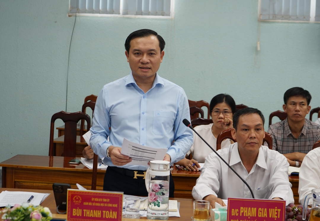 Giám đốc Sở Khoa học và Công nghệ Bùi Thanh Toàn trao đổi một số kiến nghị tại buổi làm việc