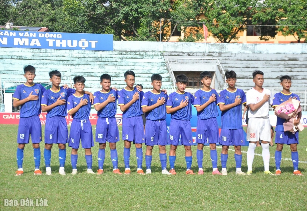 Đội hình U15 Đắk Lắk ra sân gặp Quảng Ngãi.
