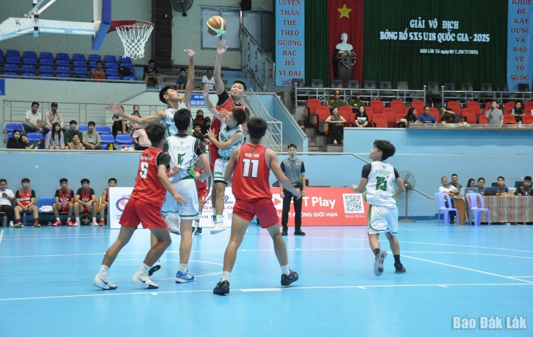 Các cầu thủ trang phục trắng Thành phố Hồ Chí Minh 1 vượt qua Cần Thơ 1.