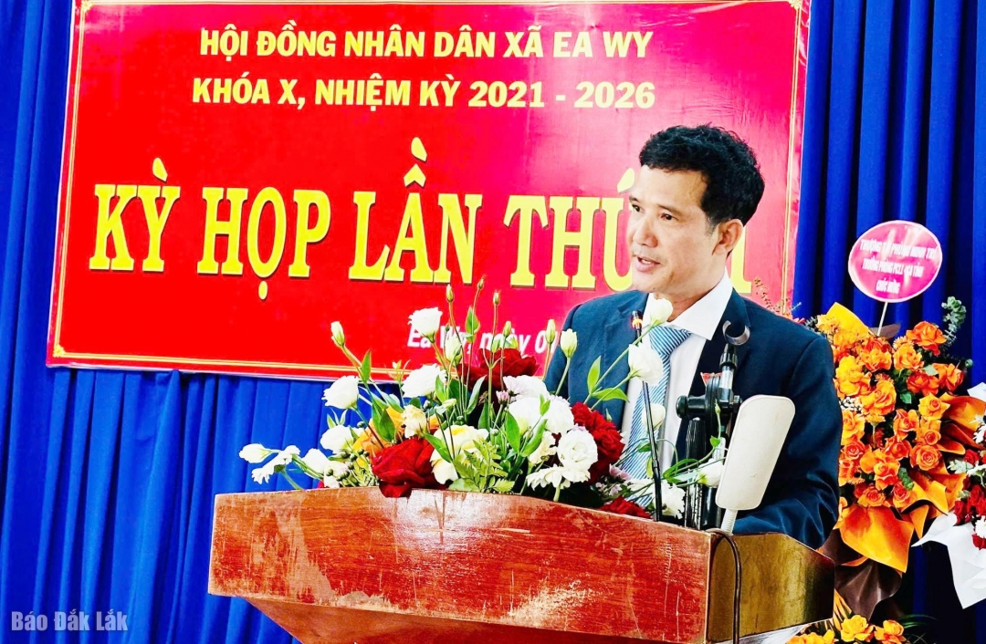 Đồng chí Nguyễn Đình Hoạt, Bí thư Đảng ủy, Chủ tịch HĐND xã Ea Wy phát biểu tại Kỳ họp.