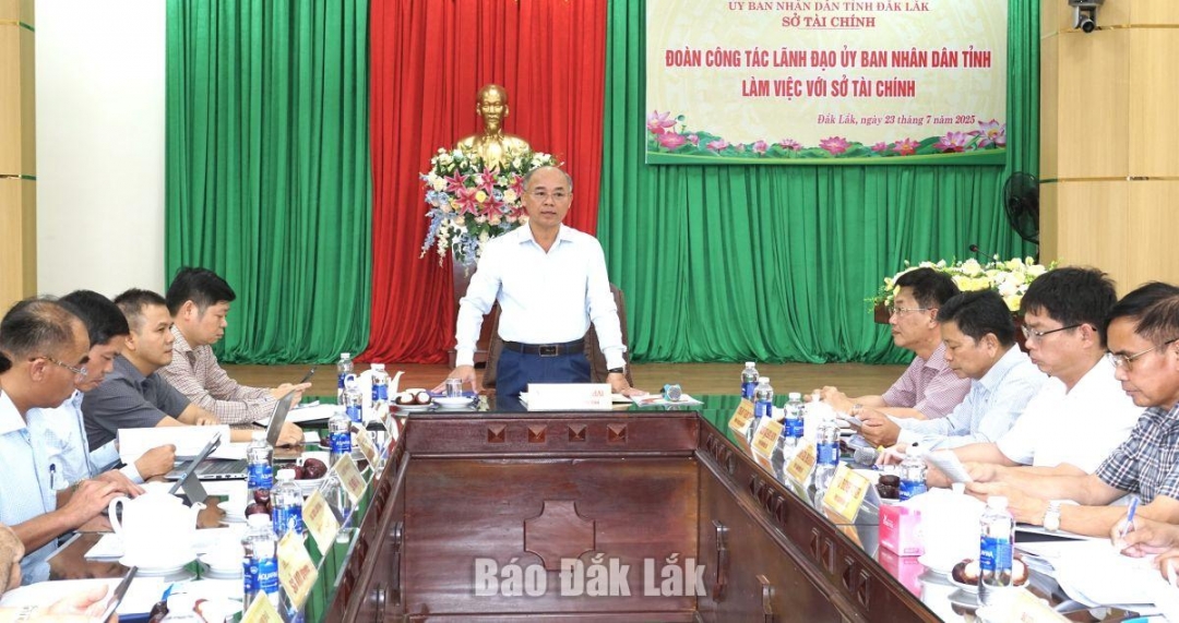 Phó Chủ tịch UBND tỉnh Trương Công Thái chủ trì buổi làm việc.