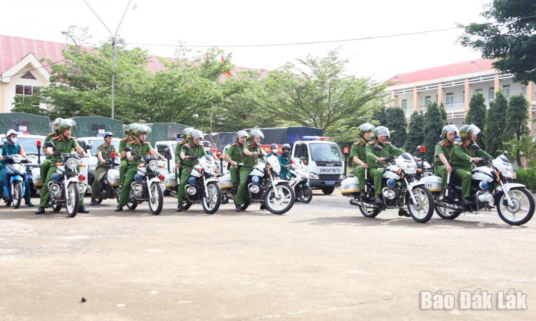 Lực lượng chức năng đồng loạt ra quân tuần tra.