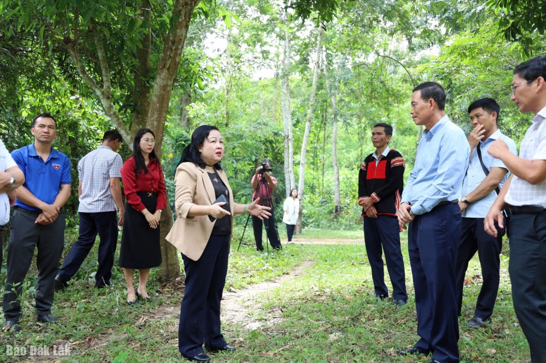 Trưởng Đoàn công tác trao đổi với lãnh đạo xã Cư Pui.