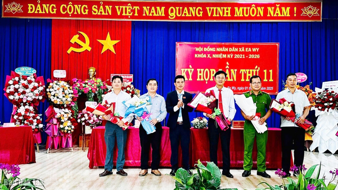 các thành viên UBND xã ea Wy ra mắt.