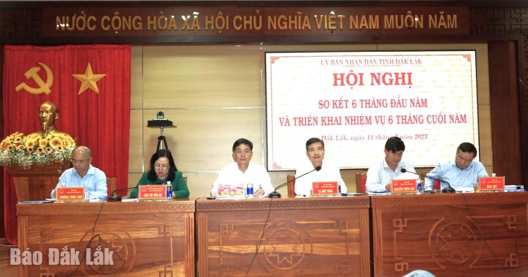 Các đồng chí lãnh đạo tỉnh chủ trì hội nghị.