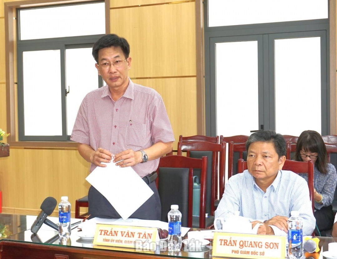 Giám đốc Sở Tài chính Trần Văn Tân báo cáo tại buổi làm việc.