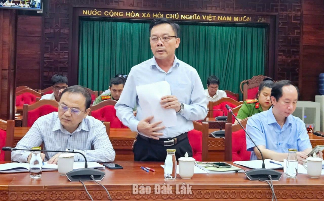 Đại diện lãnh đạo Sở Nông nghiệp và Môi trường đóng góp ý kiến tại cuộc họp.