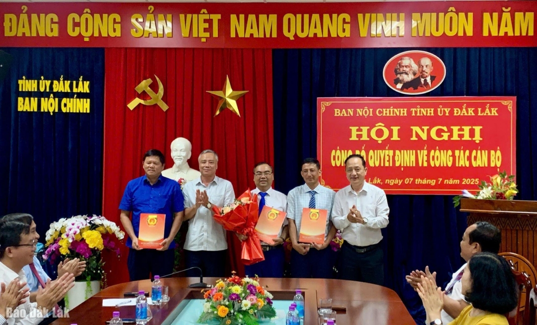 Cán bộ các phòng của Ban Nội chính Tỉnh ủy nhận Quyết định bổ nhiệm và hoa chúc mừng. Ảnh: V. Tân