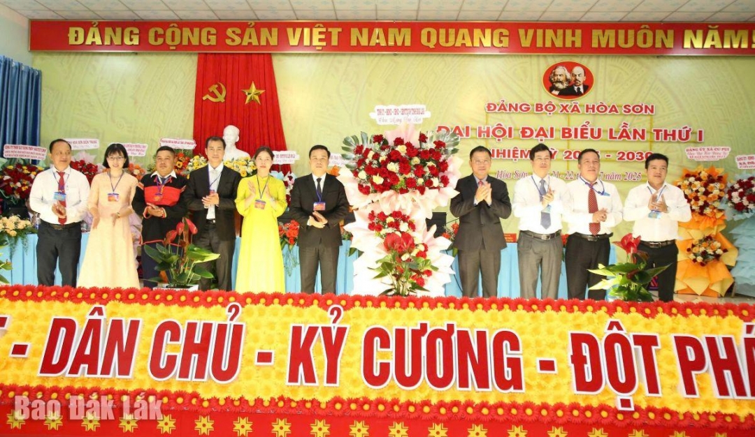 Ủy viên Ban Thường vụ Tỉnh ủy, Chủ nhiệm Ủy ban Kiểm tra Tỉnh ủy Trần Trung Hiển cùng đại diện lãnh đạo các sở, ban, ngành của tỉnh tặng hoa chúc mừng Đại hội.