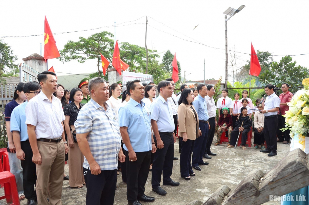 Đoàn tưởng niệm các anh hùng liệt sĩ tại Nhà tưởng niệm Liệt sĩ, Anh hùng Lực lượng vũ trang Y Ơn Niê.