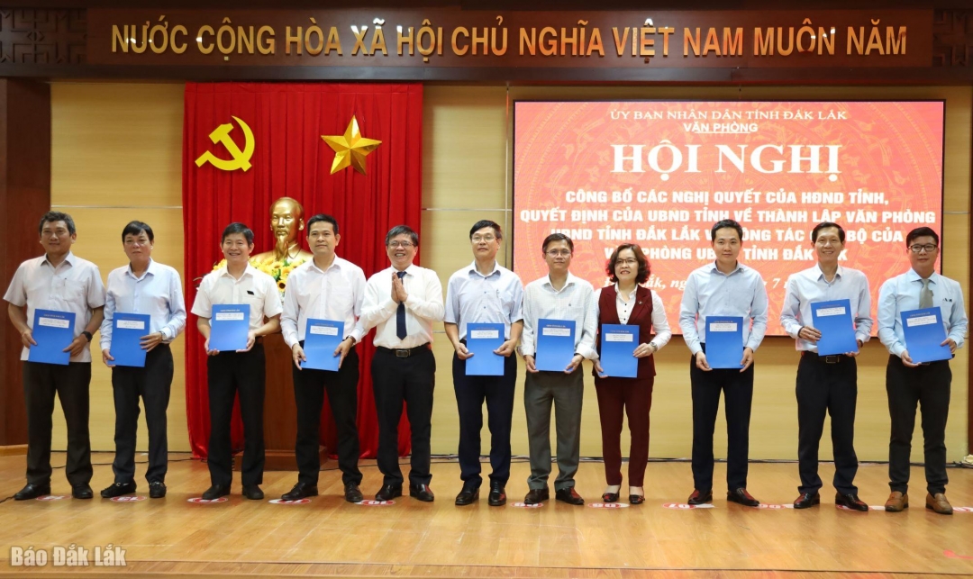 Các lãnh đạo phòng, đơn vị của Văn phòng UBND tỉnh nhận Quyết định bổ nhiệm.